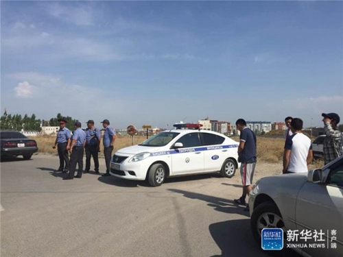 8月30日,,在吉爾吉斯斯坦首都比什凱克,警車停在爆炸地點(diǎn)附近,。新華社記者
