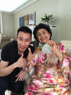 李宗偉(左)獲得西蒂哈斯瑪贈(zèng)書,同享喜悅,。(馬來西亞《光華日?qǐng)?bào)》)