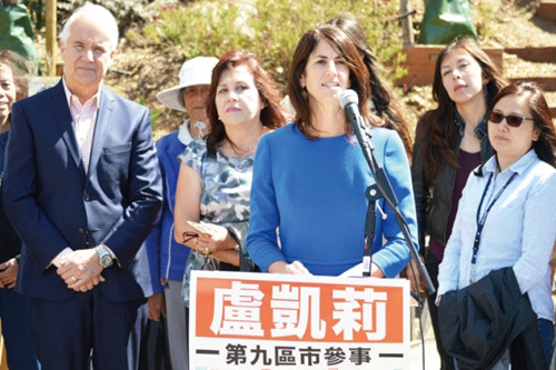 地檢長賈斯康(左一)支持盧凱莉(前)競選第九區(qū)市議員,,兩人并一致支持改善舊金山警局雙語服務(wù)。(美國《世界日報》/李秀蘭