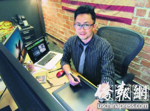 工作中的黃方遒。(美國(guó)《僑報(bào)》/翁羽