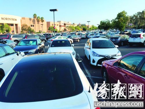 亞凱迪亞西野購物中心外的停車場勞工節(jié)當天停滿了車輛。(美國《僑報》/邱晨