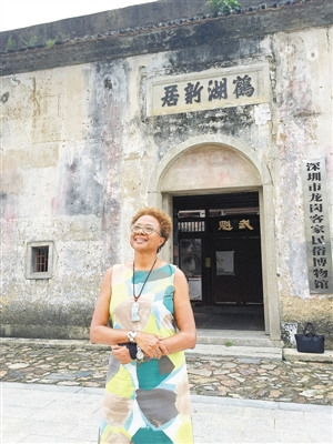 羅笑娜在鶴湖新居前留影,。(圖片來(lái)源:深圳商報(bào))