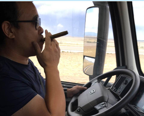 在漫長(zhǎng)的送貨旅途中,,卡車(chē)司們看視頻,、抽雪茄,、聽(tīng)歌,,打發(fā)寂寞的時(shí)光。(美國(guó)《星島日?qǐng)?bào)》)