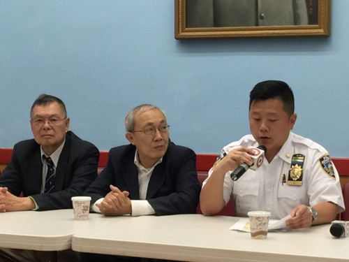 吳銘恒(右)召開(kāi)警民會(huì),,中為中華公所主席蕭貴源,。(美國(guó)《世界日?qǐng)?bào)》/高夢(mèng)梓