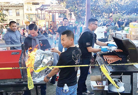 正在警察學(xué)校受訓(xùn)的新進警員于花園角替華埠安全夜的參加者烤肉,。(記者李秀蘭/攝影)