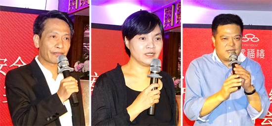 池萬升主席感謝各界的無私奉獻(xiàn)(左),;王原秘書希望大家繼續(xù)團(tuán)結(jié)一心共同為改善安全環(huán)境盡自己的努力(中),;華僑華人會(huì)第一副主席任俐敏主持了當(dāng)晚的總結(jié)大會(huì),。(法國《歐洲時(shí)報(bào)》/孔帆