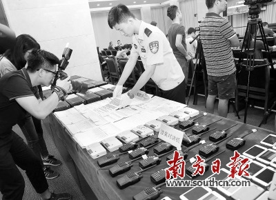 發(fā)布會(huì)現(xiàn)場(chǎng)擺放警方繳獲的作案工具,。南方日?qǐng)?bào)記者