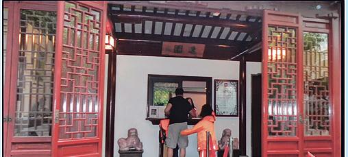 圖中可見(jiàn)兩頭石獅子原本擺放的位置,。(加拿大《星島日?qǐng)?bào)》)