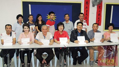各村長接獲批準(zhǔn)信后合照,左起殷家輝、陳麗銘,、連木存,、陳清涼、關(guān)顯業(yè),、林喜鏗、王秋萍等人合照。(馬來西亞《光華日報(bào)》)