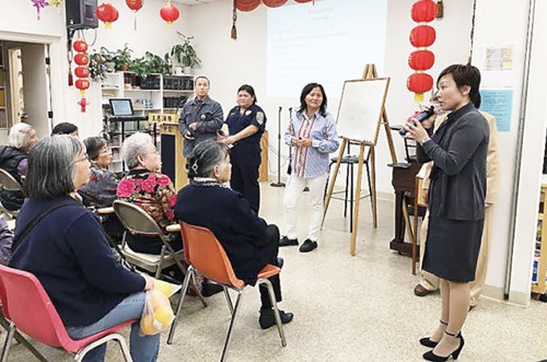 舊金山市長(zhǎng)辦公室的鄭藝嫻(右一)代表李孟賢出席治安講座.(美國(guó)《世界日?qǐng)?bào)》/李秀蘭
