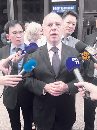 法國內(nèi)政部長座談會(huì)后接受媒體采訪,。(法國《歐洲時(shí)報(bào)》/孔帆
