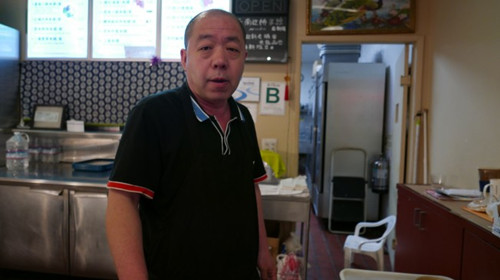 苑先生抱怨小本餐館生意難做,衛(wèi)生局的檢查更讓其雪上加霜,。(美國《世界日報》/李雪