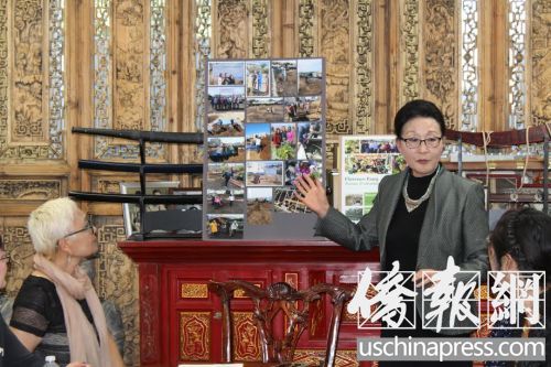 方李邦琴(右二)介紹方李邦琴亞裔社區(qū)花園。(美國(guó)《僑報(bào)》/張苗