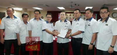 黃榮勝(右3起)由魏家祥見證,,移交入黨表格及成立新支會的表格予許金漢,左起為江春財,、顏永貴,、林萬鋒、黃峋龍及黃勇剛,。(馬來西亞《光華日報》)