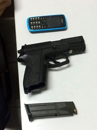 警方扣押嫌犯使用的警槍,、彈匣及手機(jī),。(馬來西亞《星洲日?qǐng)?bào)》)