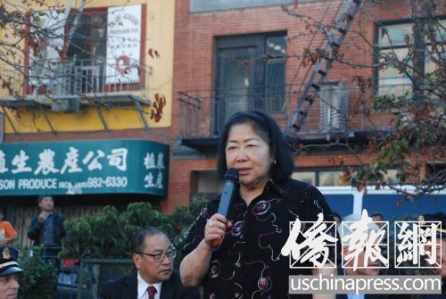 白蘭參加日前一次社區(qū)會議上發(fā)言,。(美國《僑報》/吳卓明