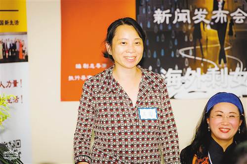 馬蕾(左)在話劇《海外剩女》的編排中,。