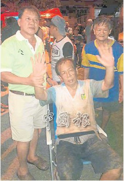廖安金(左2起)與黃宗霖被救出后身體虛弱,,不過精神狀況良好。(圖片來源:馬來西亞《中國報》)