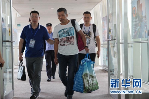 陳某(前右)被押解至北京首都機場(9月15日攝),。記者19日從公安部獲悉,,近日,,在法國警方積極協(xié)助和中國駐法國大使館大力配合下,公安部“獵狐行動”工作組將浙江省公安機關通緝的犯罪嫌疑人陳某從法國押解回國,。這是中法引渡條約2015年生效后中法兩國間首例成功引渡逃犯。新華社發(fā)