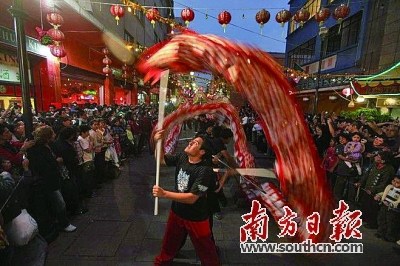 墨西哥城唐人街,人們舞龍慶祝春節(jié),。