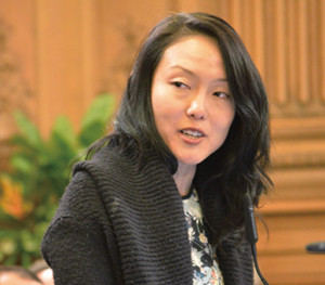 與白蘭感情深厚的市議員金貞妍含淚憶述白蘭生前往事,并宣布將提案將中央地鐵華埠車站以白蘭命名。(美國《世界日報》/李秀蘭