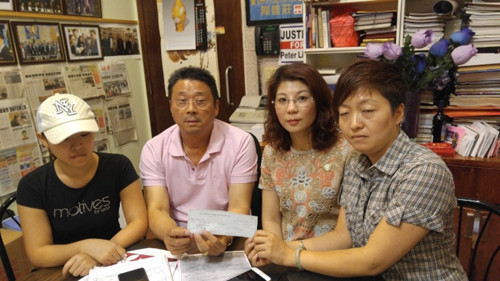 美國亞裔婦女聯(lián)合會送贈鄭太太一張2000元的支票,左起鄭太太、陳善莊,、美國亞裔婦女聯(lián)合會執(zhí)行主席鄭麗瓊和財務(wù)總監(jiān)曾丹錦,。(美國《世界日報》/王靖雯