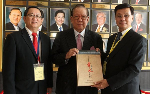 方天興(右)贈送書冊予楊忠禮,;左是鍾來福。