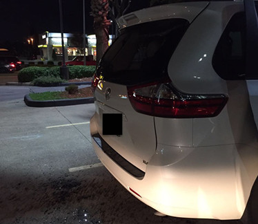 姚先生人在車內(nèi),,車子停放在快餐店正門口,,仍然遭非裔嫌犯打破后車窗搶劫。圖為車窗被打破位置,,滿地碎玻璃,。(美國《世界日報》)
