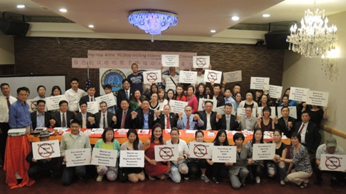 出席者手牽手,,高舉“言論自由不等同暴力自由”的示威口號(hào),,一同對(duì)抗鼓吹針對(duì)華人的犯罪行為,。(美國(guó)《世界日?qǐng)?bào)》/王靖雯
