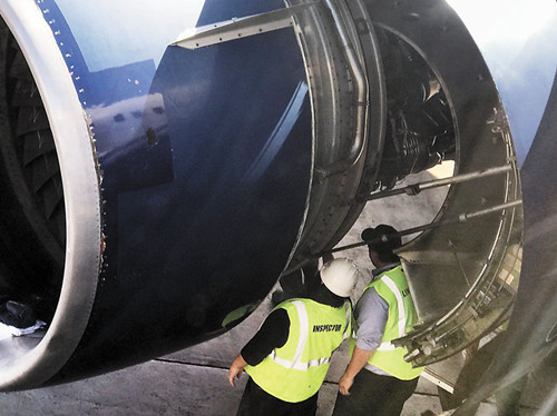 飛往夏威夷的客機因故障返航,,嚇壞機上旅客,。(美國《星島日報》)