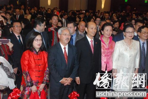 舊金山總領(lǐng)事羅林泉伉儷(前右3,、2)和舊金山市長李孟賢伉儷(前左2、1),,及各界來賓,,共同祝賀中華人民共和國成立67周年。(美國《僑報》/吳卓明