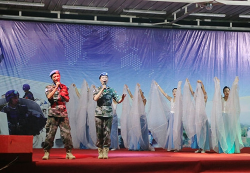 “國(guó)際之夜”晚會(huì)上,中國(guó)醫(yī)療分隊(duì)表演歌舞《一條大河》,。