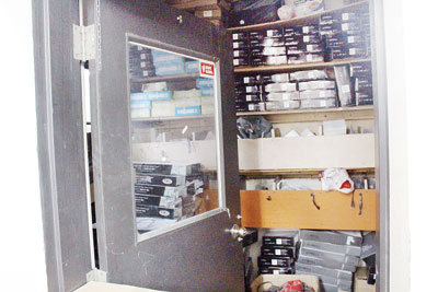 嫌犯于6月17日破窗從該側(cè)屋進入家具店,。(美國《星島日報》)