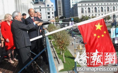 總領(lǐng)事羅林泉(右)和市長(zhǎng)李孟賢(左)一起升掛五星紅旗,。(美國(guó)《僑報(bào)》/吳卓明