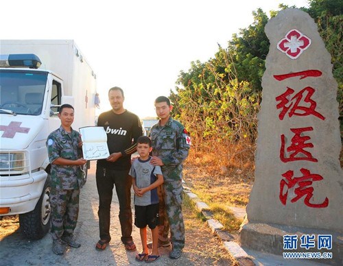 9月30日,,在位于黎巴嫩南部辛尼亞村的中國第15批赴黎巴嫩維和多功能工兵分隊(duì)設(shè)立的一級(jí)醫(yī)院門口,,燒傷痊愈的歐貝德·巴達(dá)維(左二)與院長楊濤(左一)和軍醫(yī)王陽(右一)合影,。自中國維和部隊(duì)2006年開始部署黎巴嫩南部以來,,免費(fèi)醫(yī)療援助行動(dòng)已堅(jiān)持了整整10年,累計(jì)救治當(dāng)?shù)卮迕窠?萬人次,。由于醫(yī)術(shù)精湛,、服務(wù)熱情,工兵分隊(duì)一級(jí)醫(yī)院逐漸聲名遠(yuǎn)播,,甚至遠(yuǎn)在首都貝魯特的病人專程驅(qū)車近2個(gè)小時(shí)慕名趕來就診,。新華社發(fā)(華迅攝)