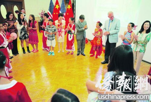 洛杉磯總領(lǐng)館總領(lǐng)事夫婦與中國領(lǐng)養(yǎng)兒童家庭共度中秋佳節(jié)。(美國《僑報》/邱晨