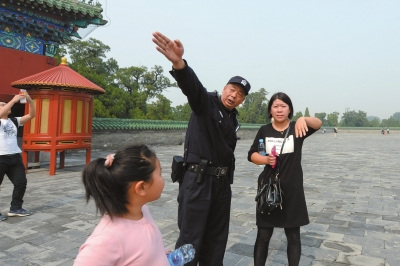 侯祥緯為游客指路,。京華時(shí)報(bào)