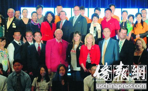 共和黨圣蓋博谷林肯俱樂部主席何美湄(三排左4),、張玲齡(二排左6),、陳立德(二排左2),、爾灣市長候選人陳鋼(二排左4)等攜手共和黨重要民選官員及助選志愿者,,鼓勵(lì)華裔選民助力共和黨保住參眾兩會(huì)席位,。(美國《僑報(bào)》)