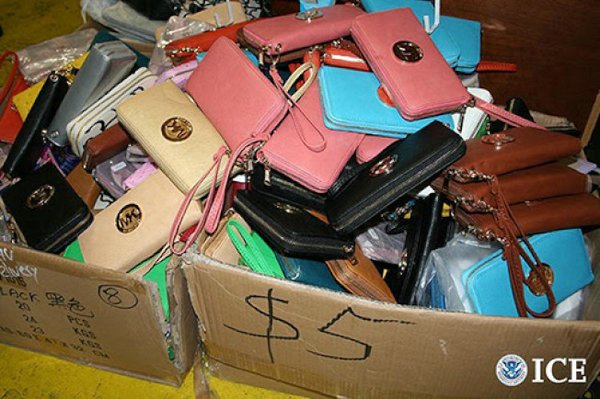 紐約華裔夫婦因從中國進口大量假冒名牌商品被控罪。(美國《世界日報》檔案照)
