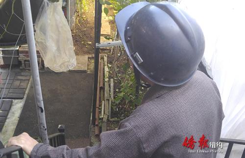 常年遭到惡鄰居欺負的程老太太去自家后院都要帶頭盔,。(美國《僑報》/崔國萁