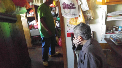 程太太(右)說12年來受盡鄰居欺凌,,在家中一舉一動都有壓力,,不禁掩面而哭,程先生在旁安慰。(美國《世界日報》/王靖雯