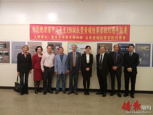 主辦方和參會(huì)人員合影留念,,前排右四為董海榮領(lǐng)事,,右二為展覽負(fù)責(zé)人梁端。(美國(guó)《僑報(bào)》/韓雨辰