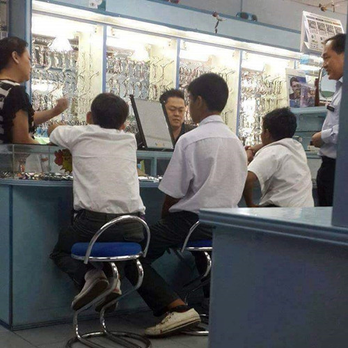 社交媒體瘋傳校長帶3名學生購買眼鏡的照片,,在短短24小時獲得3萬名網民點贊及近500個留言,超過3100人轉載分享,。(圖:Siakap