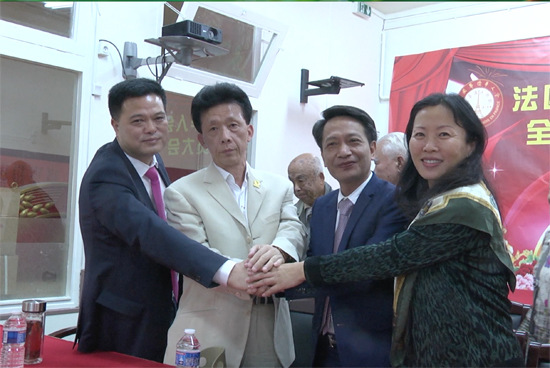 選舉后,陸青江參贊,、池萬升主席,、王加清執(zhí)行主席與新當(dāng)選任俐敏主席手握一起。(法國《歐洲時(shí)報(bào)》/黃冠杰