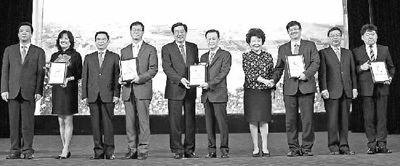 中共中央政治局委員,、北京市委書記郭金龍(左五),,國務(wù)院僑辦主任裘援平(右四),北京市市長王安順(左三),,北京市人大常委會主任杜德?。ㄓ叶本┦姓f(xié)主席吉林(左一)為第二屆“京華獎”獲獎?wù)呙现妫ㄗ蠖?、王中林(左四),、許榮茂(右五),、蔡蔚(右三)、吳晨(右一)頒獎,。