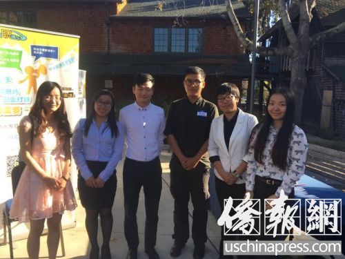 伯克利中國(guó)學(xué)生學(xué)者聯(lián)誼會(huì)的工作人員都是年輕有為的伯克利大學(xué)生,他們一致表示他們從中學(xué)到不少東西,。(美國(guó)《僑報(bào)》/任子晟