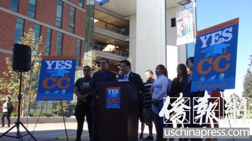 伍國慶(中),、方樹強(qiáng)(左二)呼吁廣大選民投票支持CC提案,。(美國《僑報(bào)》/高睿