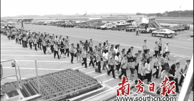 犯罪嫌疑人被押往看守所,。(南方日?qǐng)?bào)記者郭智軍
