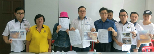 陳浩坤(左四)促請要債人不要再騷擾吳女士和其家人,,左三為吳女士。(馬來西亞《星洲日報》)