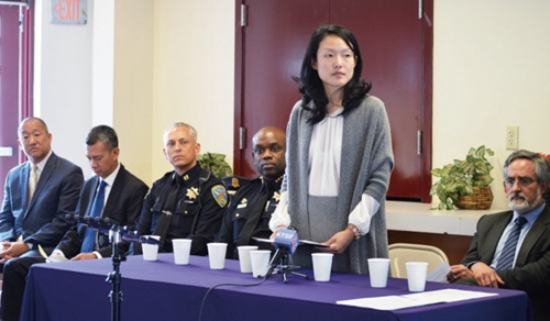 金貞妍(站立的人)要求警局為金光黨騙案設(shè)立項目調(diào)查小組,,未被代警察局長夏普林(左四)接納,夏普林當場宣布,,警局已為一案的兩騙徒發(fā)出通緝令,。(美國《世界日報》/李秀蘭